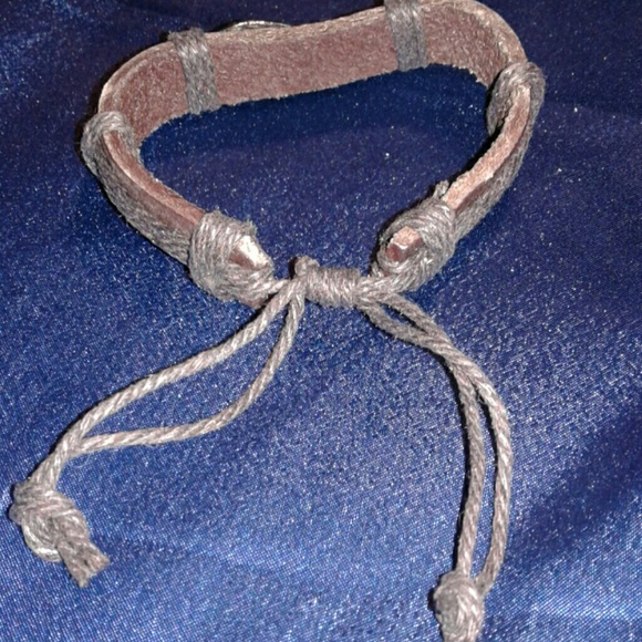 ❤️5/$25. Leather Bracelet With Metal Wing - Picture 3 of 4